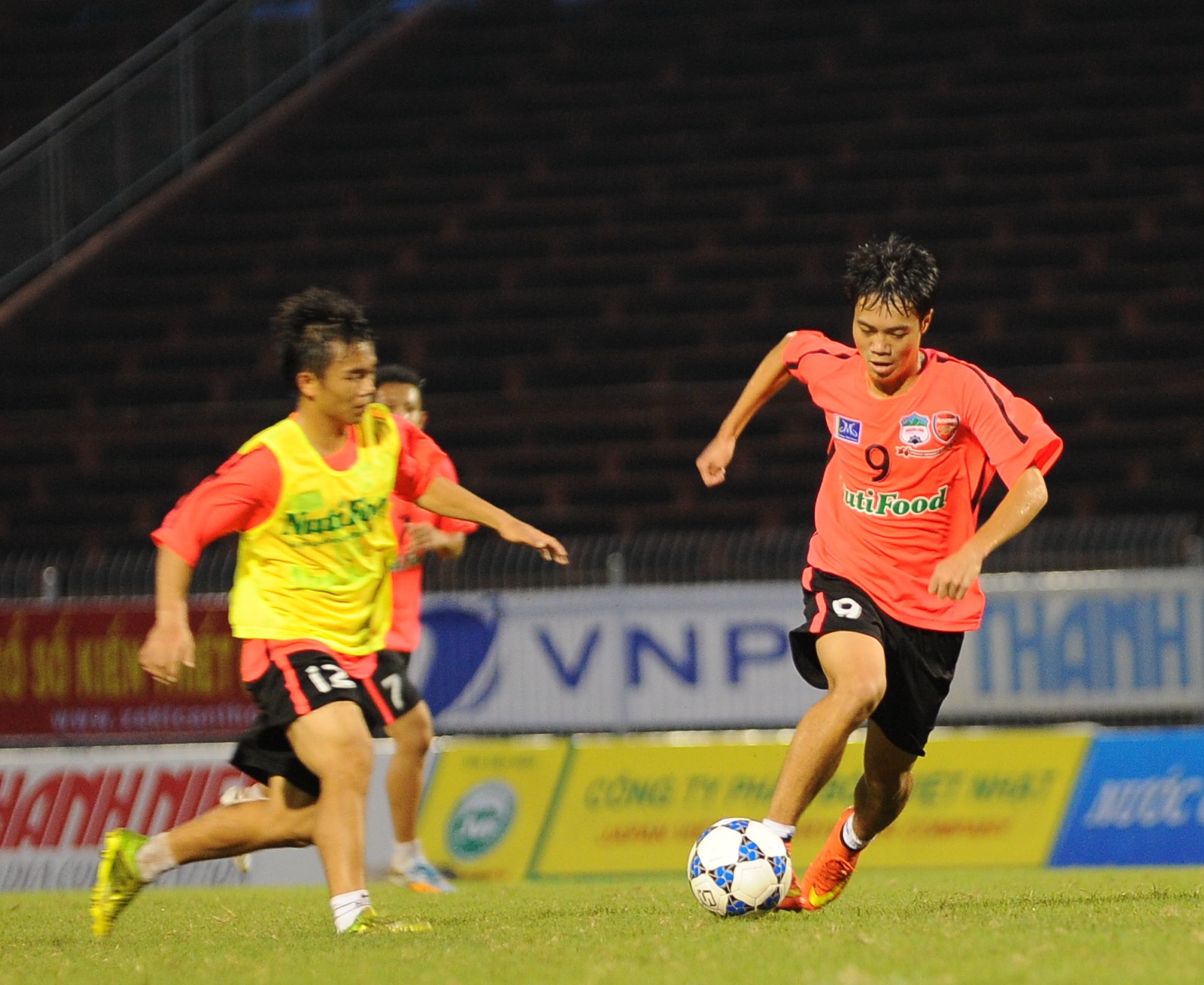 U19 Viet Nam tap luyen lam quen mat co san Can Tho hinh anh