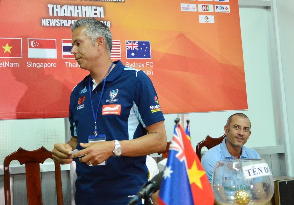 HLV U21 Sydney buồn bã lắc đầu bỏ đi sau khi thiếu may mắn trong bốc thăm.