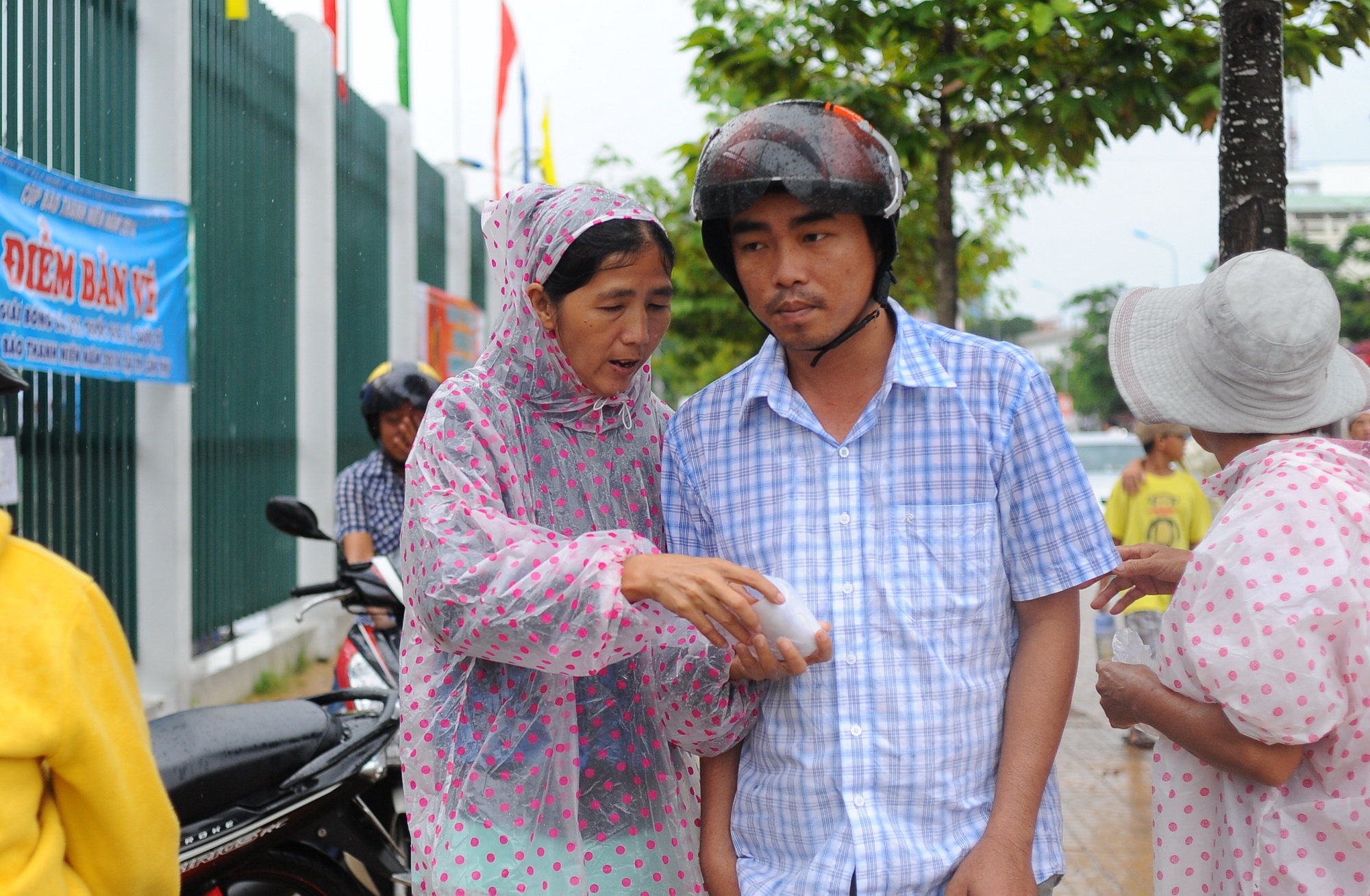 Dan phe chao ban ve xem U19 HAGL voi gia goc hinh anh