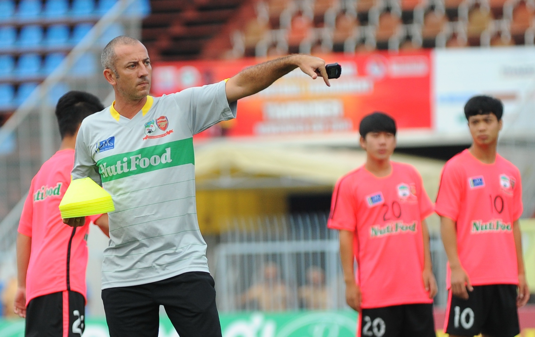 HLV Graechen treo thuong cho Cong Phuong cung dong doi hinh anh