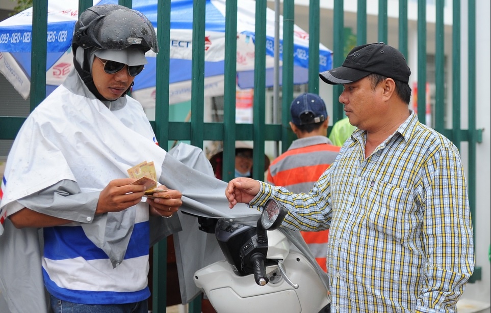 Dan phe doi mua ban ve xem U19 HAGL thi dau voi gia goc hinh anh