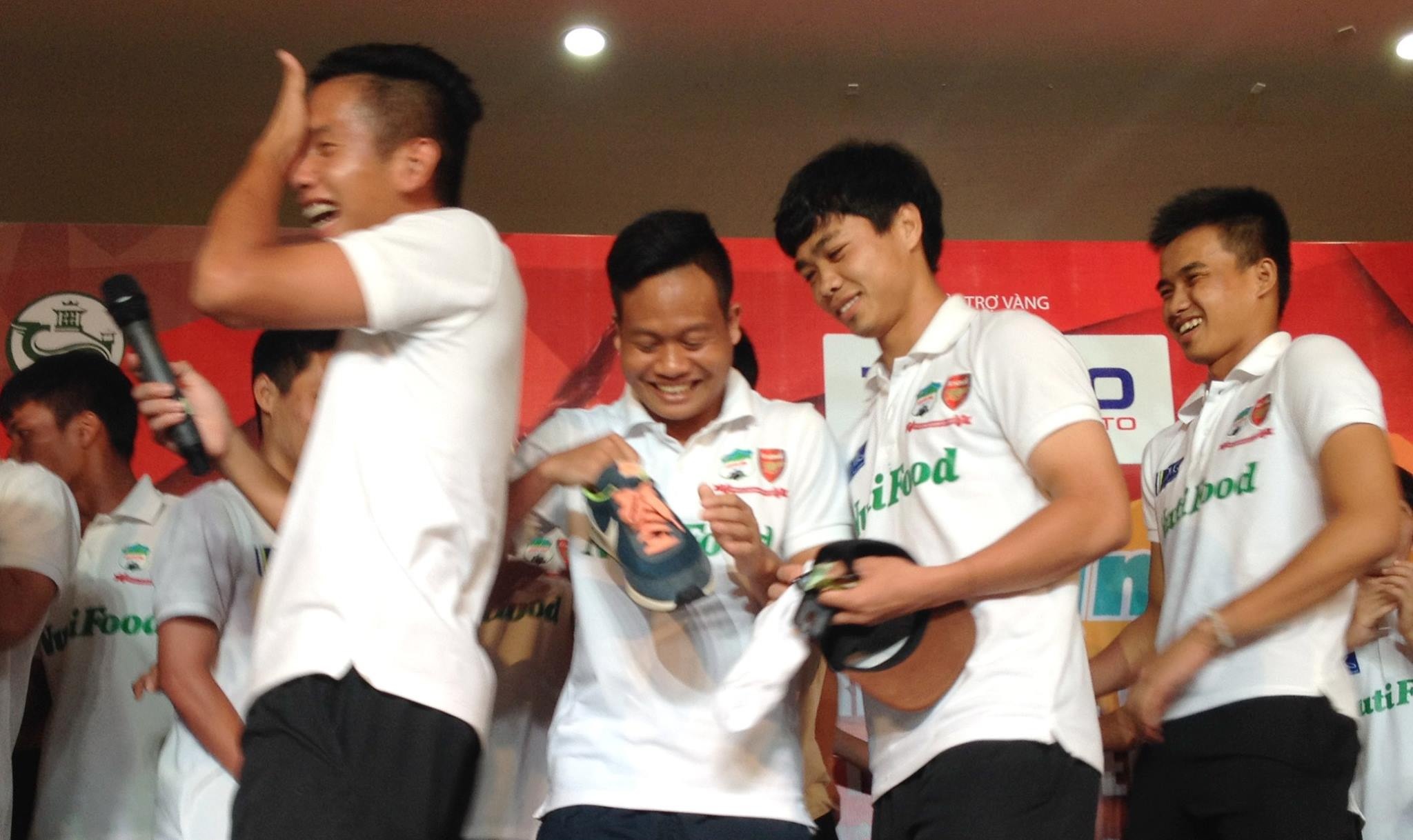 Cong Phuong sam vai boy nha ngheo trong 'Anh khong doi qua' hinh anh