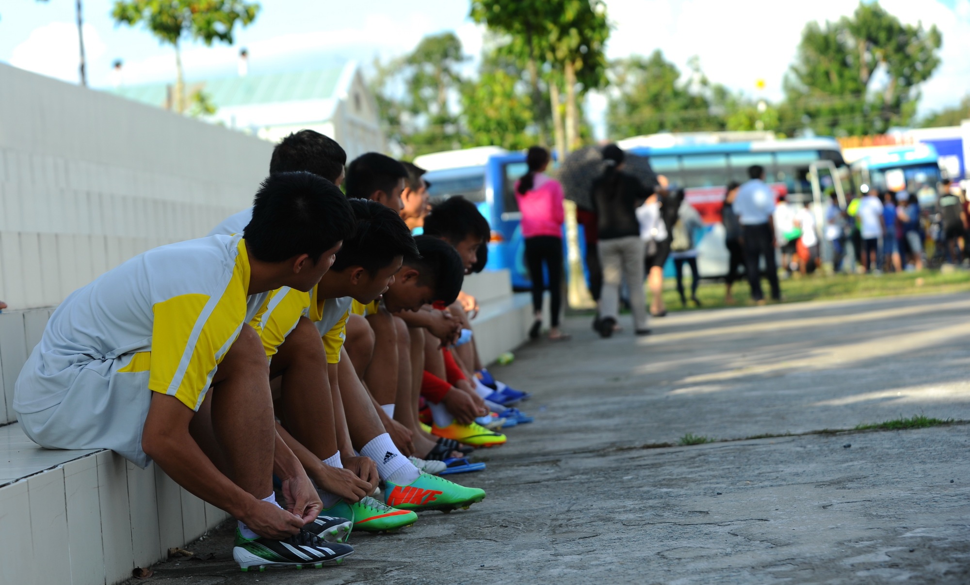 Cau thu U21 VN lang nhin fan Can Tho vay quanh U19 HAGL hinh anh