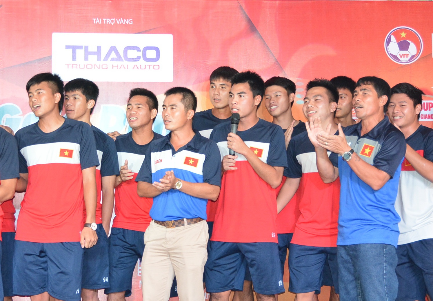 U21 Viet Nam the hien ca khuc Noi vong tay lon hinh anh