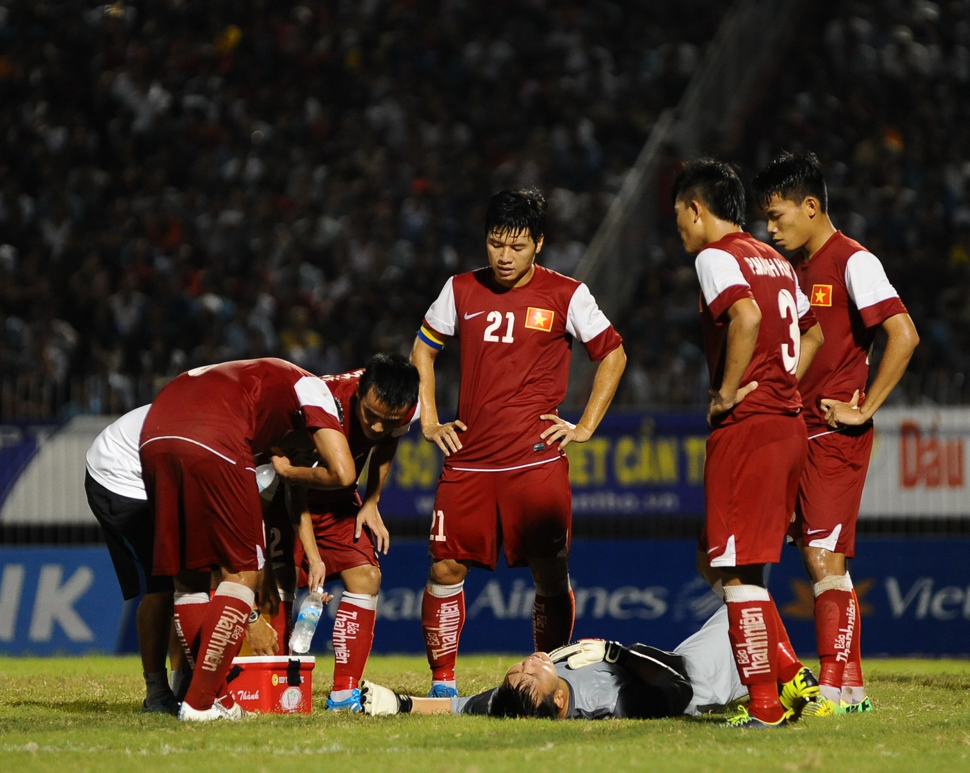 Thủ môn nằm sân câu giờ mặc sự la ó của khán giả