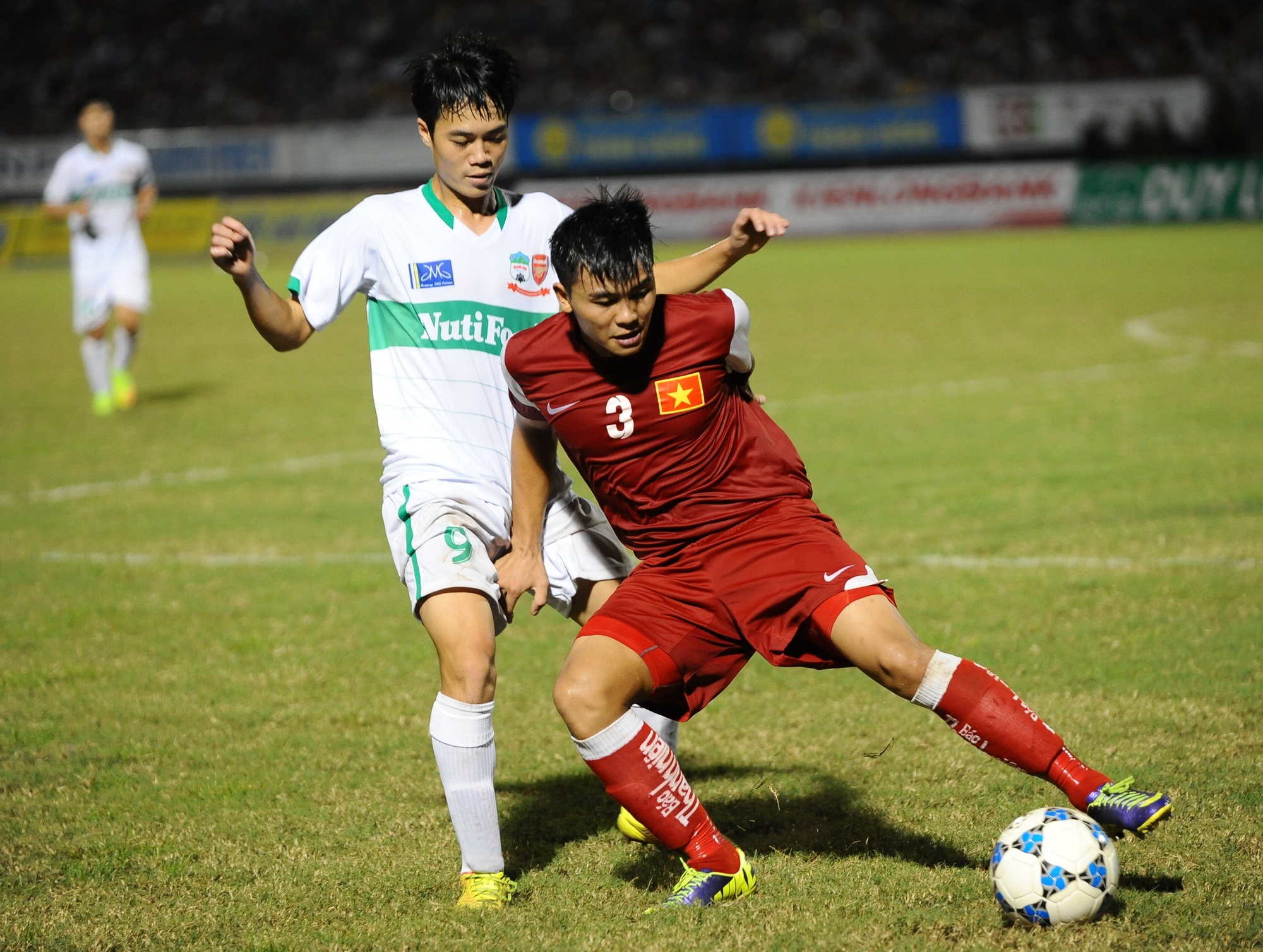 Mạnh Hùng che bóng câu giờ