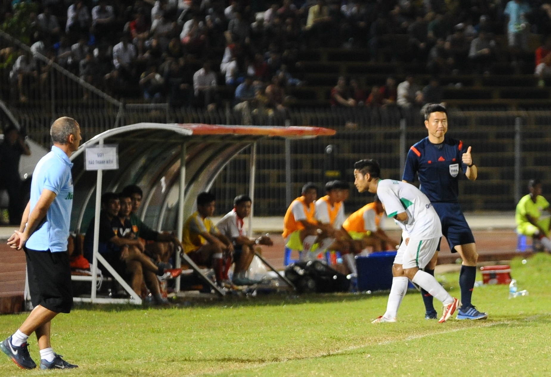 Duc Luong cui gap nguoi chao_zing.jpg