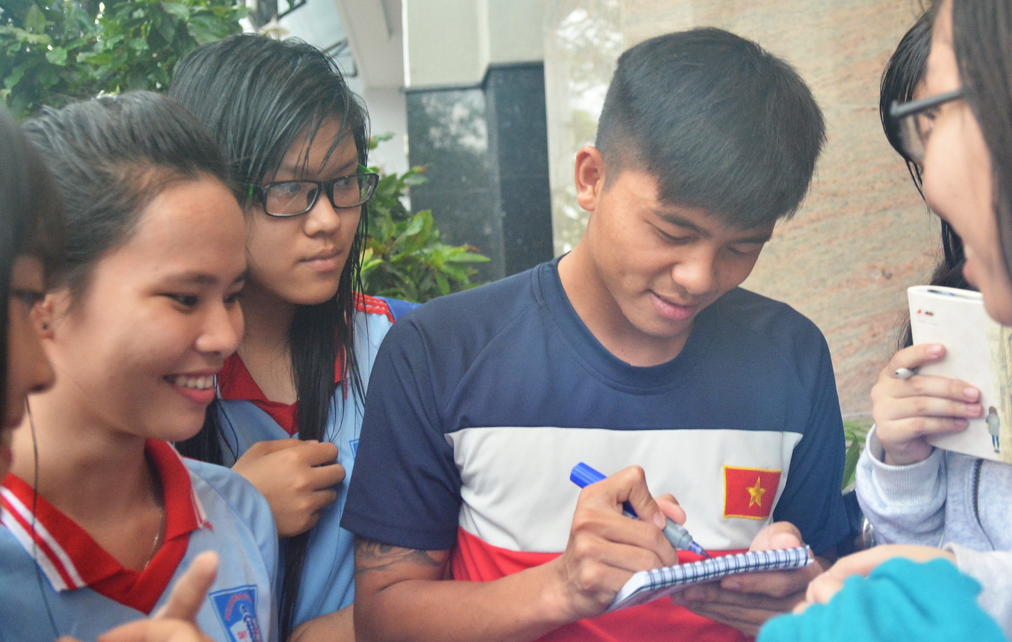 Fan nu sat canh ben U21 Viet Nam, U19 HAGL doi mua tap luyen hinh anh