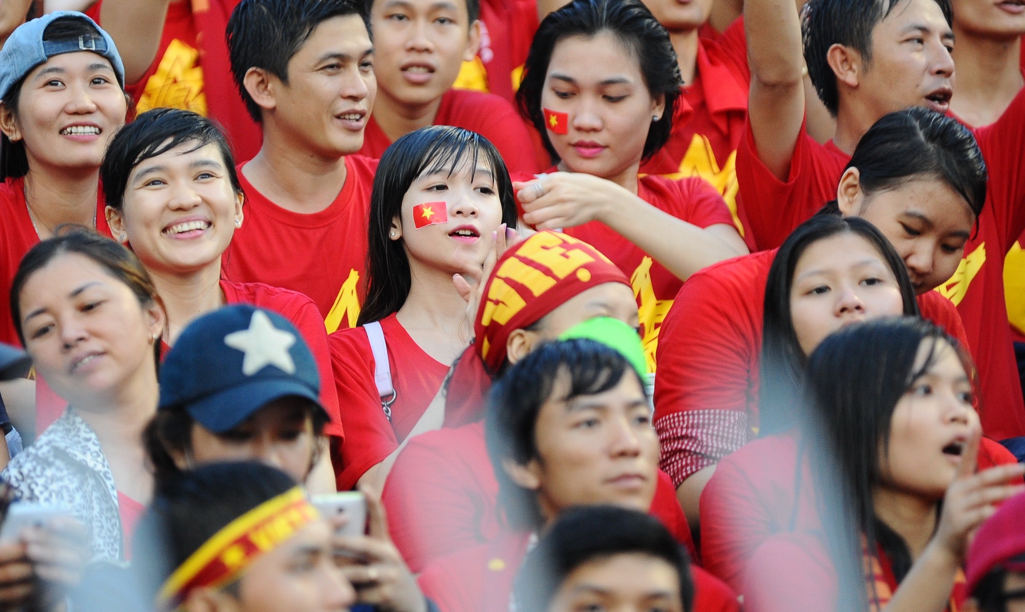 Fan nu Can Tho dam mua co vu U21 Viet Nam hinh anh