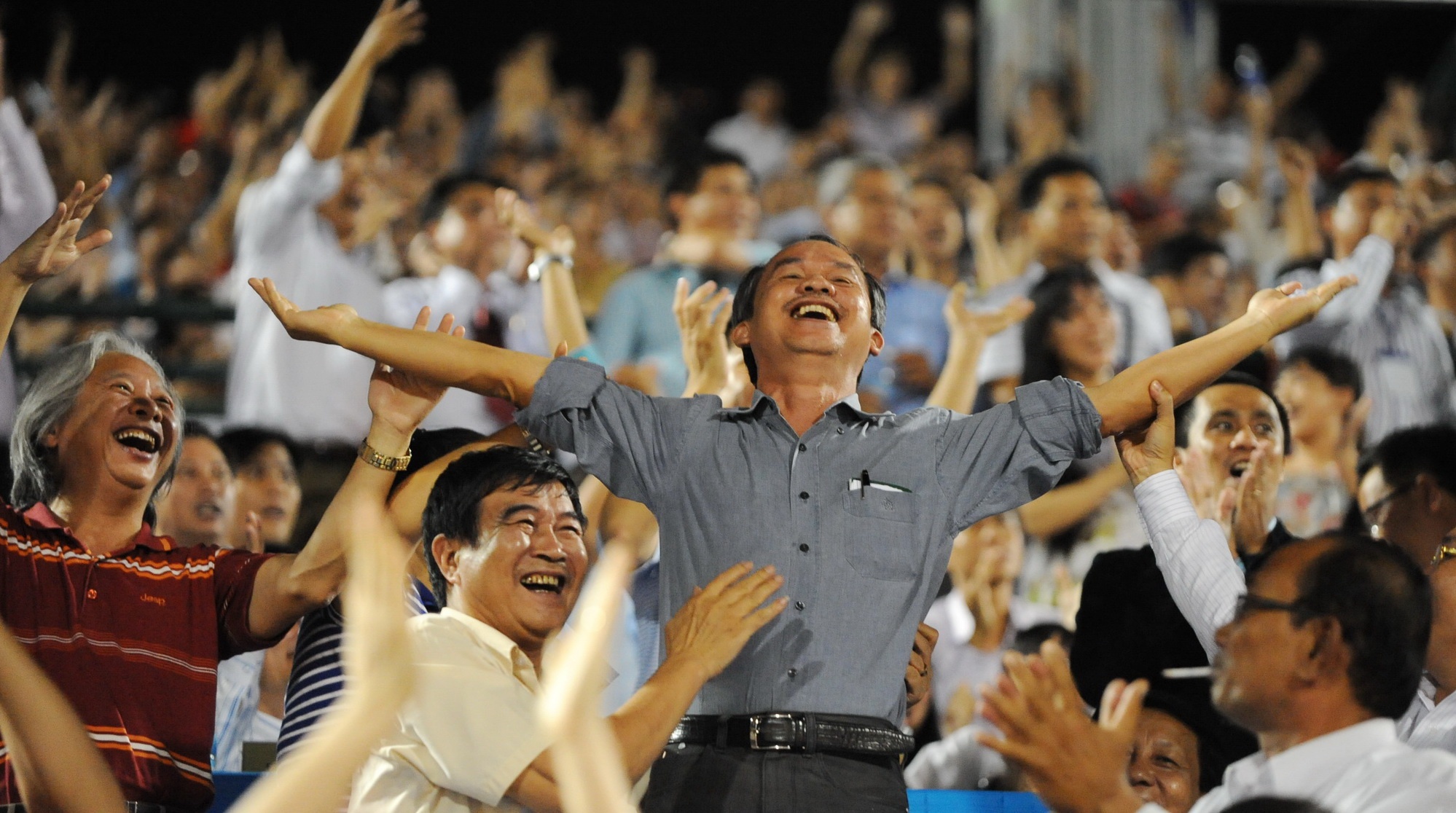 Bau Duc vo oa trong hanh phuc khi U19 HAGL vo dich hinh anh