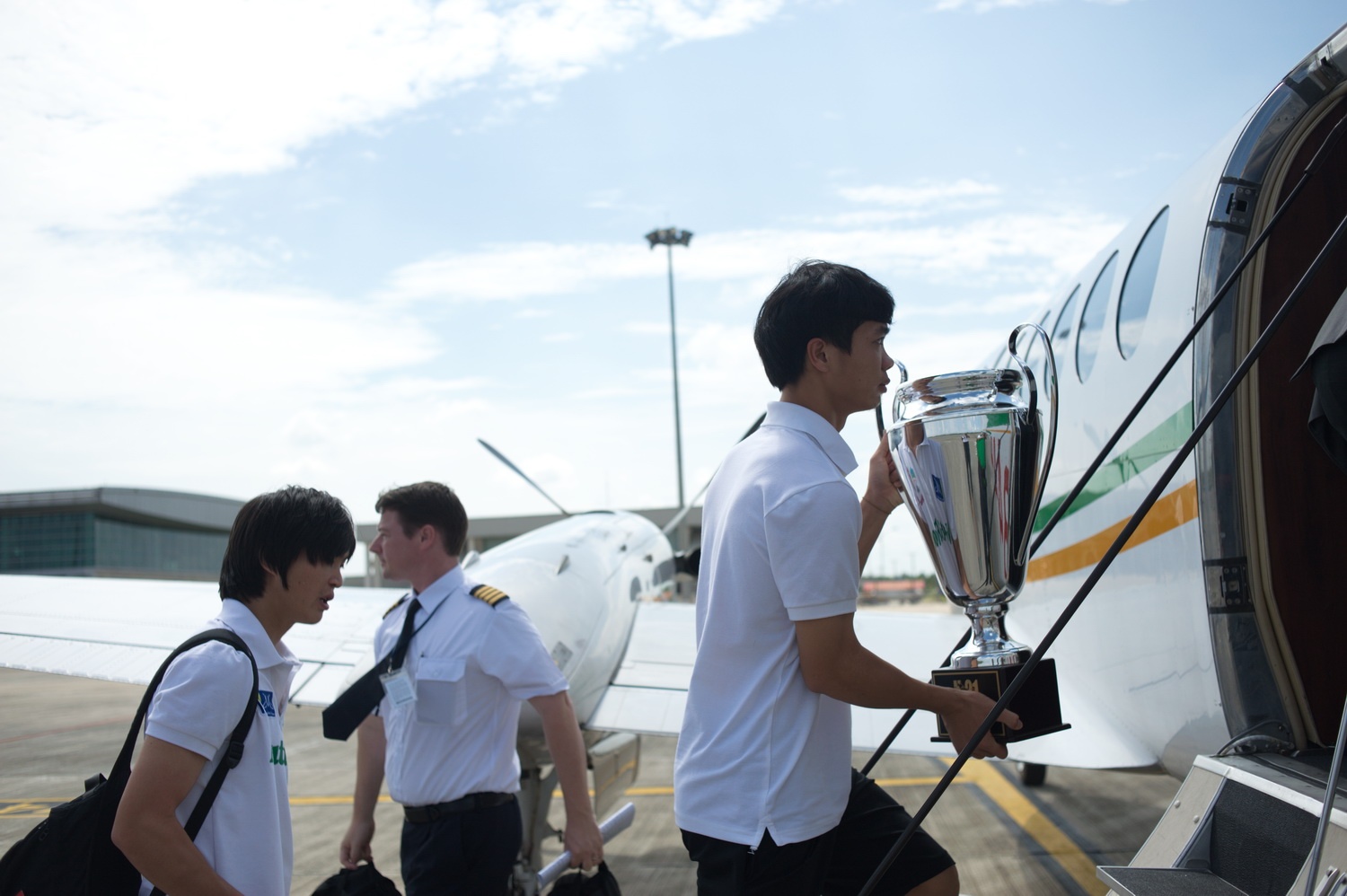 Công Phượng được giao nhiệm vụ giữ Cup trong suốt hành trình di chuyển về Gia Lai.