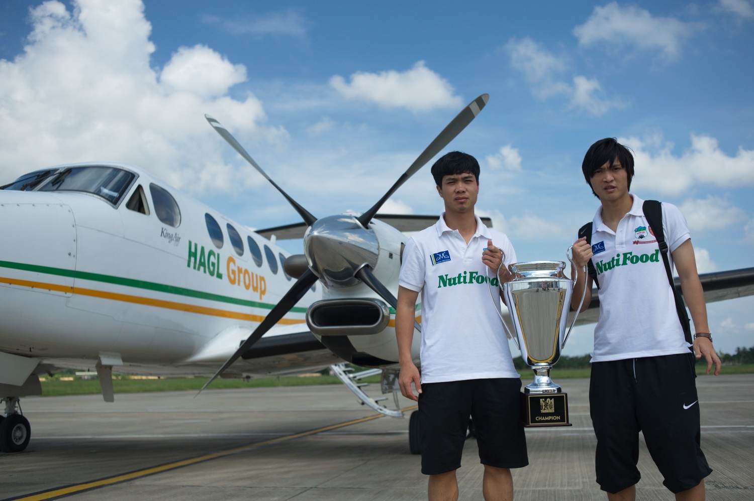 Công Phượng, Tuấn Anh bên chiếc Cup vô địch tại sân bay Cần Thơ.