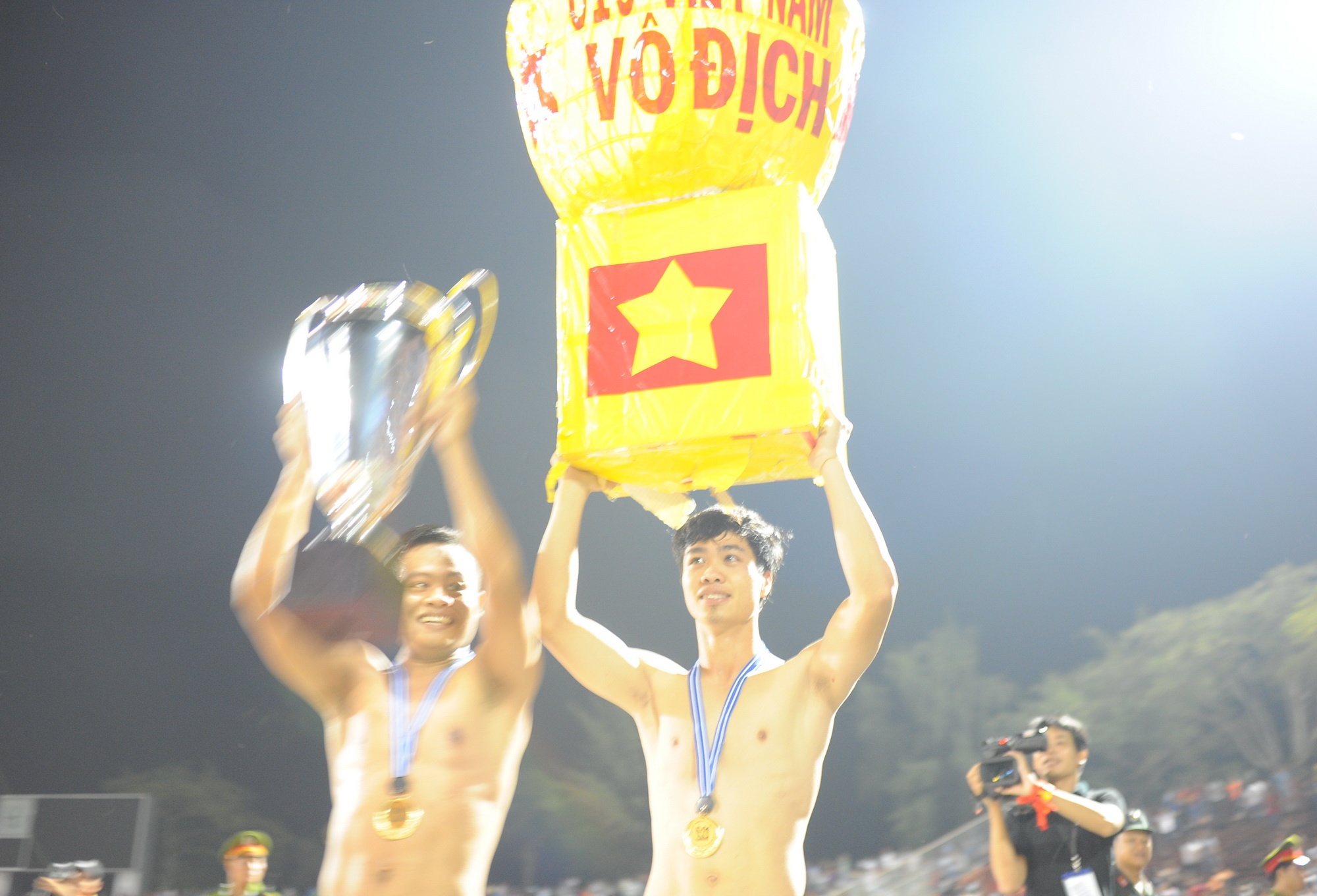 Cong Phuong gian di an mung voi Cup giay du vo dich hinh anh