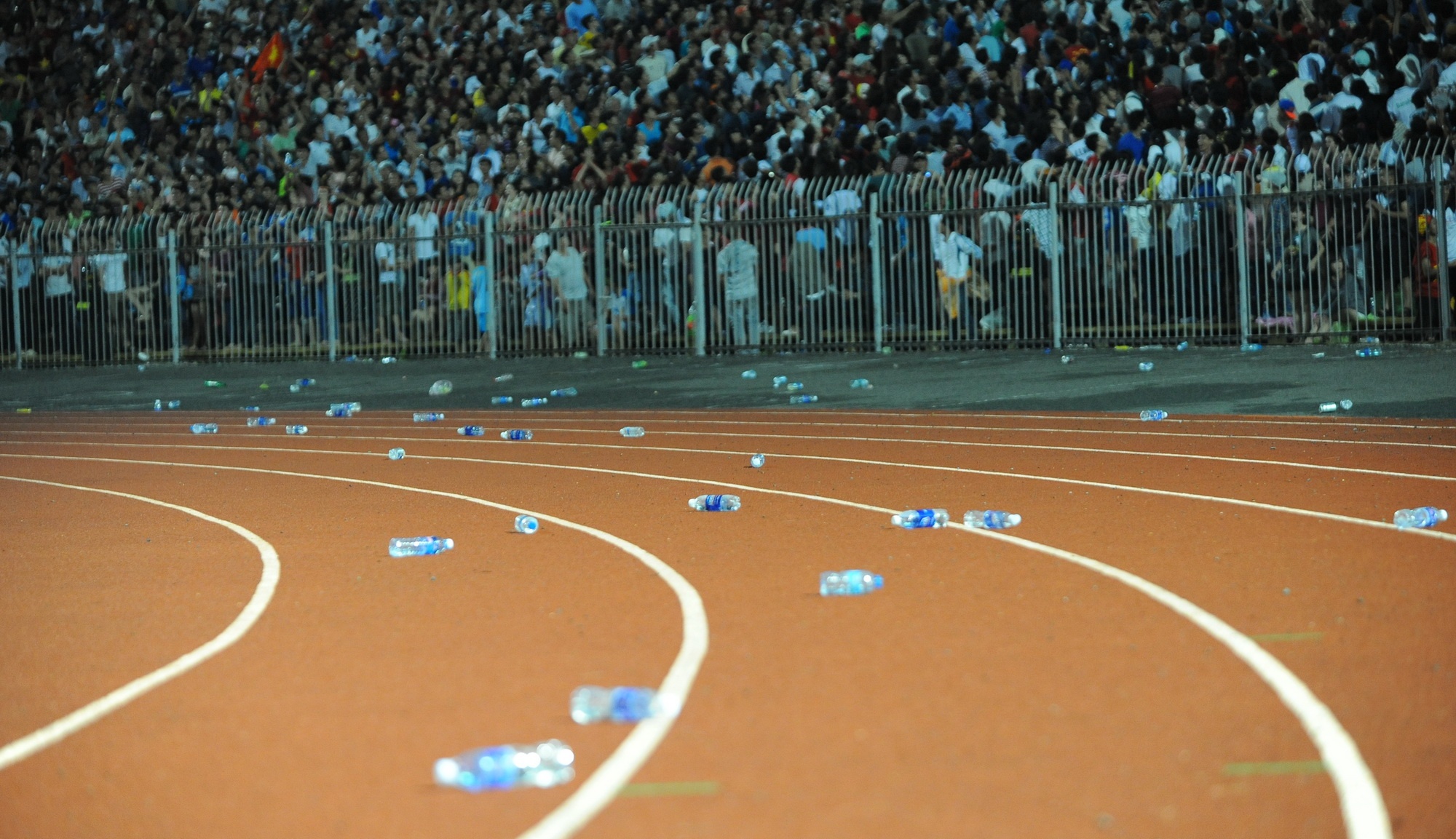 CDV Can Tho nem chai nuoc phan doi U21 Thai Lan hinh anh