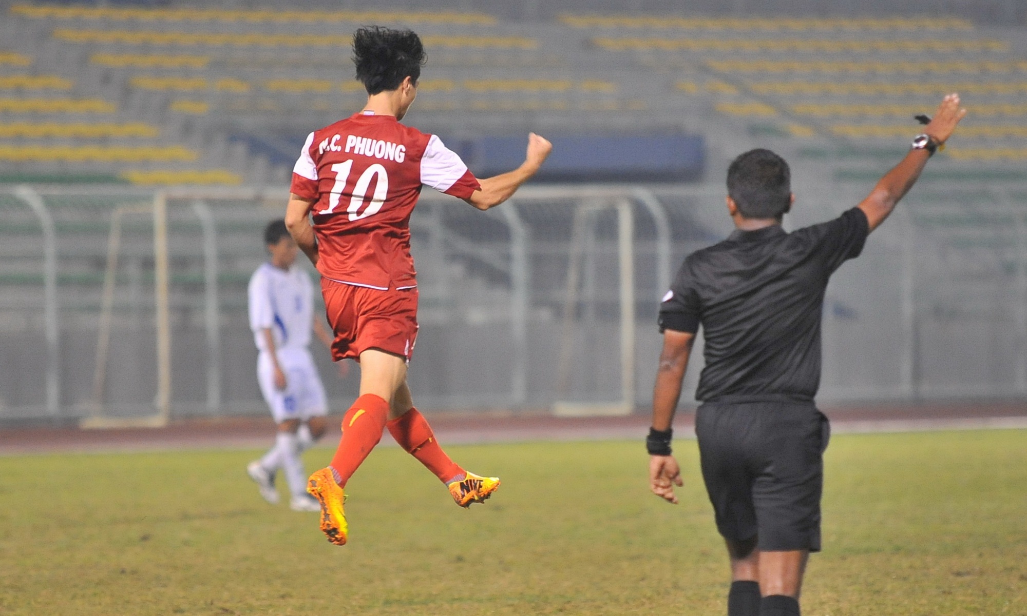 Công Phượng cũng như nhiều cầu thủ U19 khi ăn mừng bàn thắng thường không chạy về 2 góc khán đài A, nơi có nhiều phóng viên ảnh.