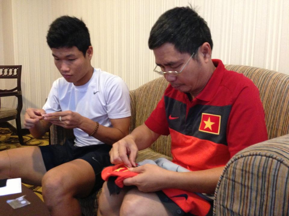 Cầu thủ U19 Việt Nam tự tay khâu băng tang khi đang thi đấu ở nước ngoài