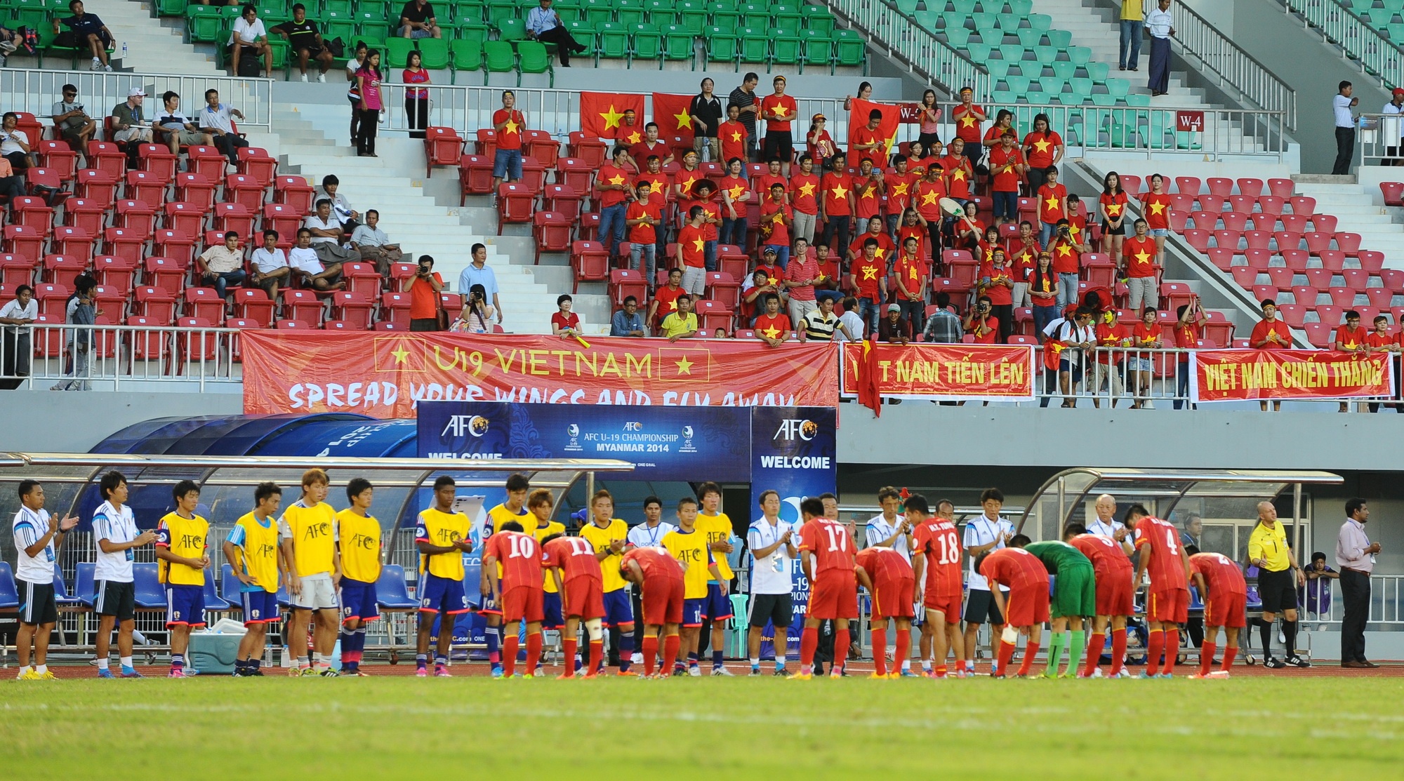 Cầu thủ U19 Việt Nam cúi đầu chào BHL và các cầu thủ đội khách sau mỗi trận đấu.