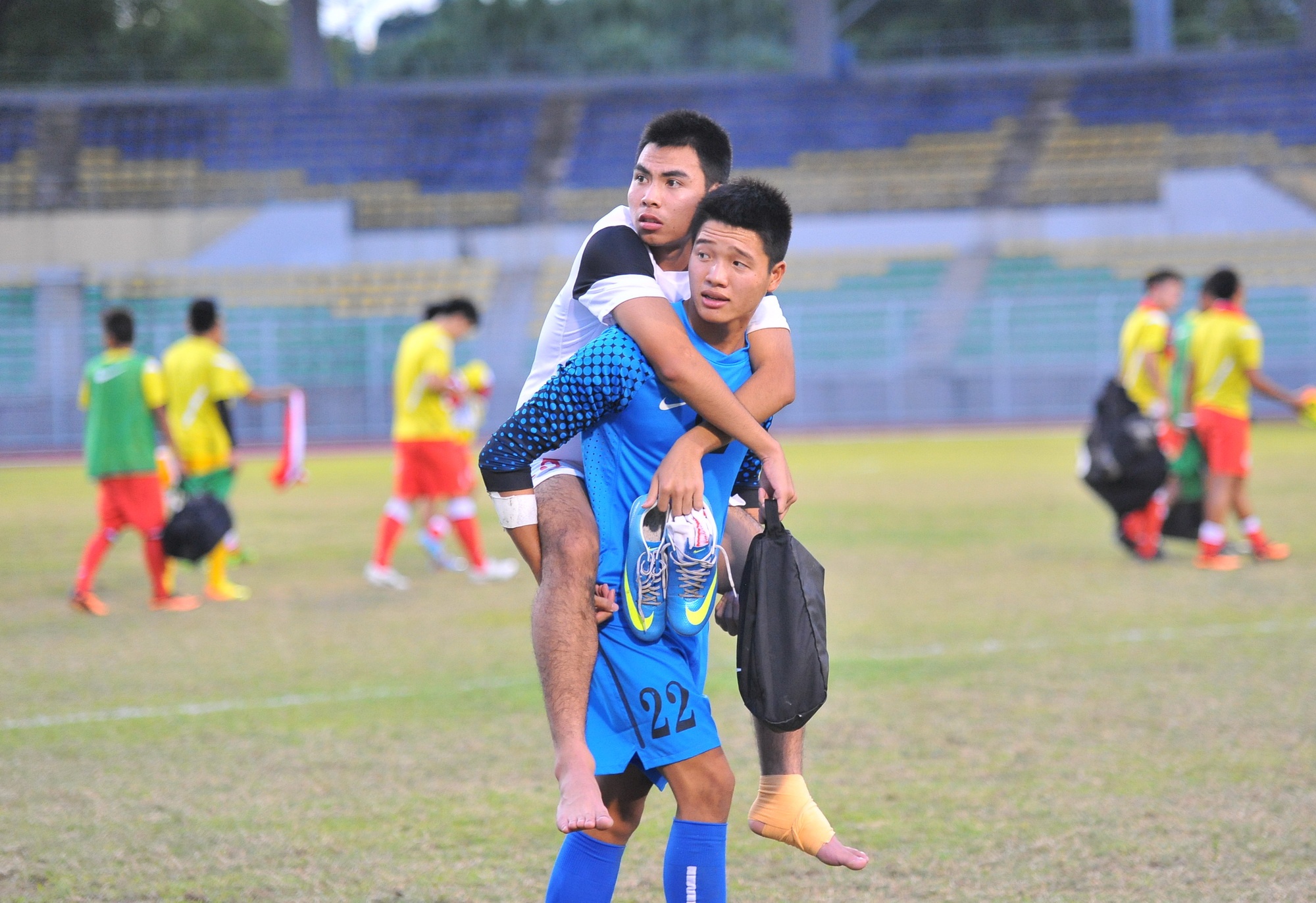 Đức Huy gặp phải chấn thương trong trận đấu U19 Việt Nam gặp U19 Đài Loan và được thủ môn Long Phi cõng ra xe về khách sạn nghỉ ngơi sau trận đấu.