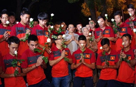 Nhung hinh anh dep tao nen tinh yeu lua U19 trong long NHM hinh anh