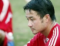 Viet Hoang vo le vao luoi Thai Lan trong tran ban ket Tiger Cup 1998 hinh anh