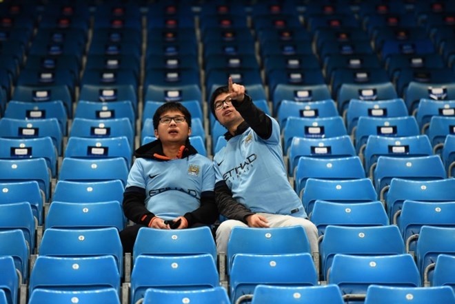 Những phút cuối trận chứng kiến những khán đài trống, cổ động viên Man City bỏ về.