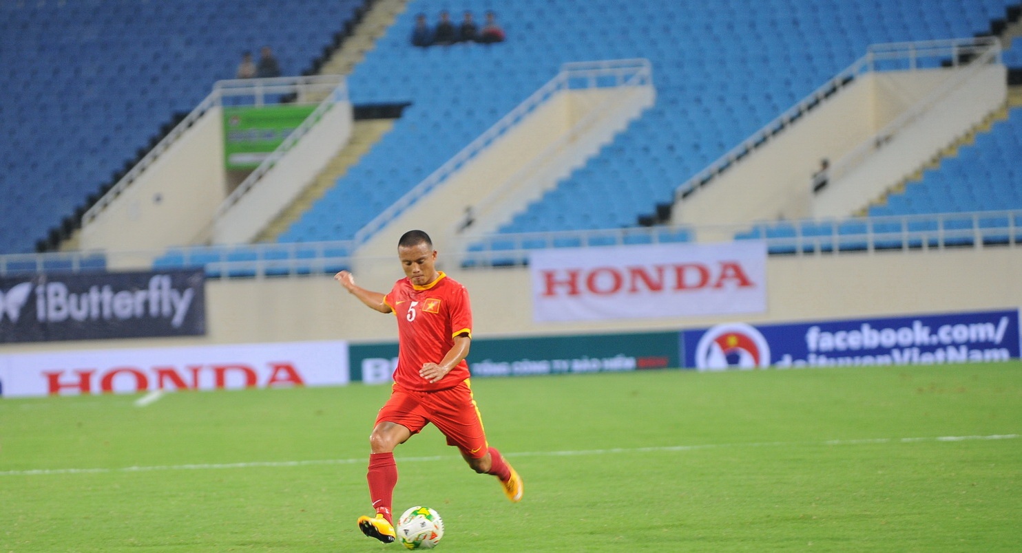 Khac biet tren san My Dinh khi U19 VN - DTQG thi dau hinh anh