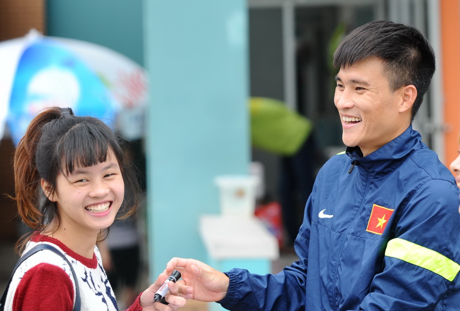 Fan nu cho xin chu ky Cong Vinh sau buoi tap cua DTVN hinh anh