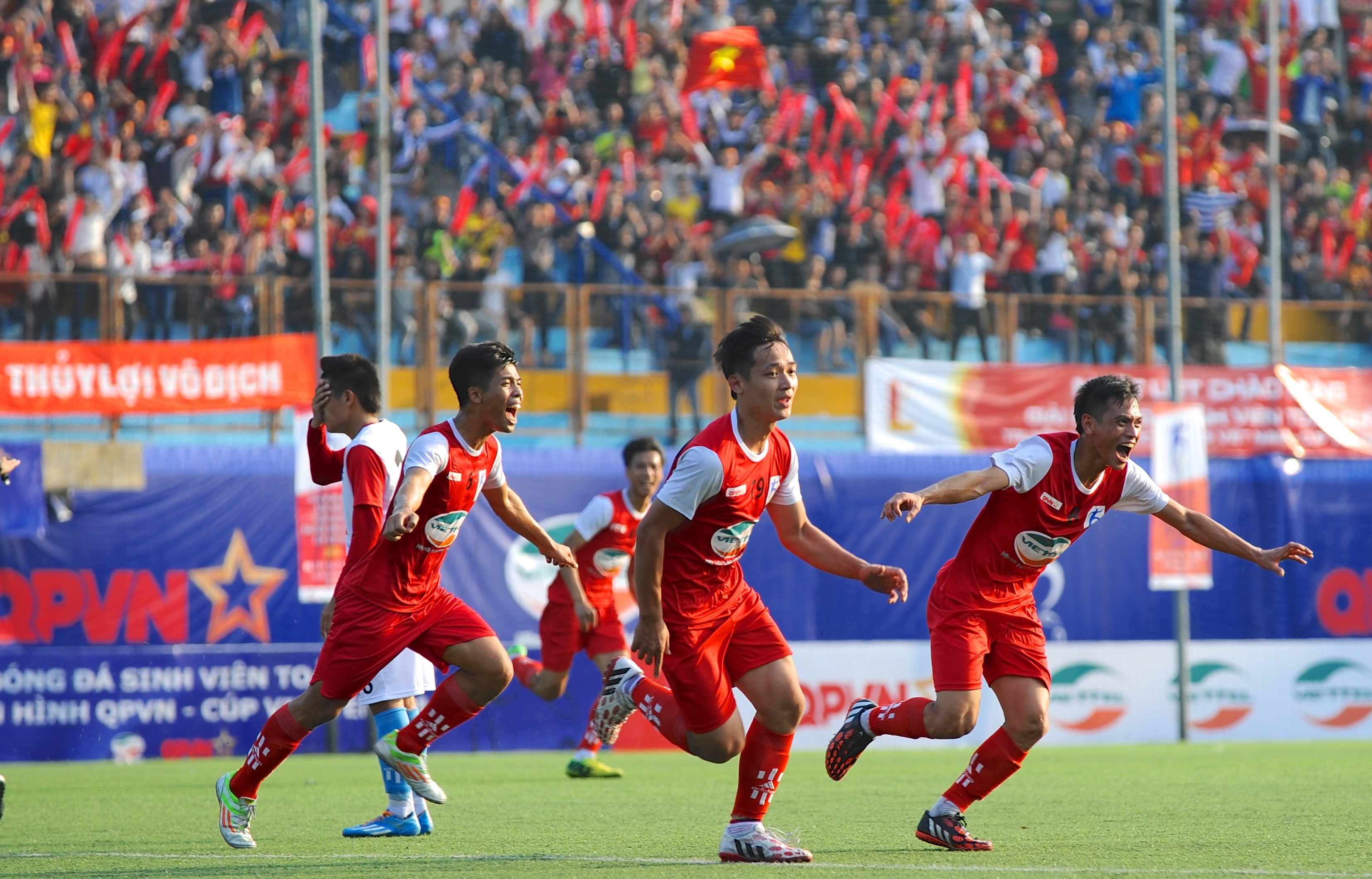 Niềm vui của các cầu thủ Đại học Thuỷ Lợi khi giành chiến thắng trước đội bóng đồng môn của Công Phượng, qua đó giành chiếc vé còn lại vào chơi ở trận chung kết giải Sinh viên toàn quốc.