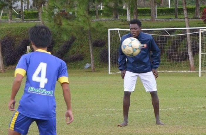 Tien dao Cameroon da bong chan dat cung hoc vien HAGL JMG hinh anh