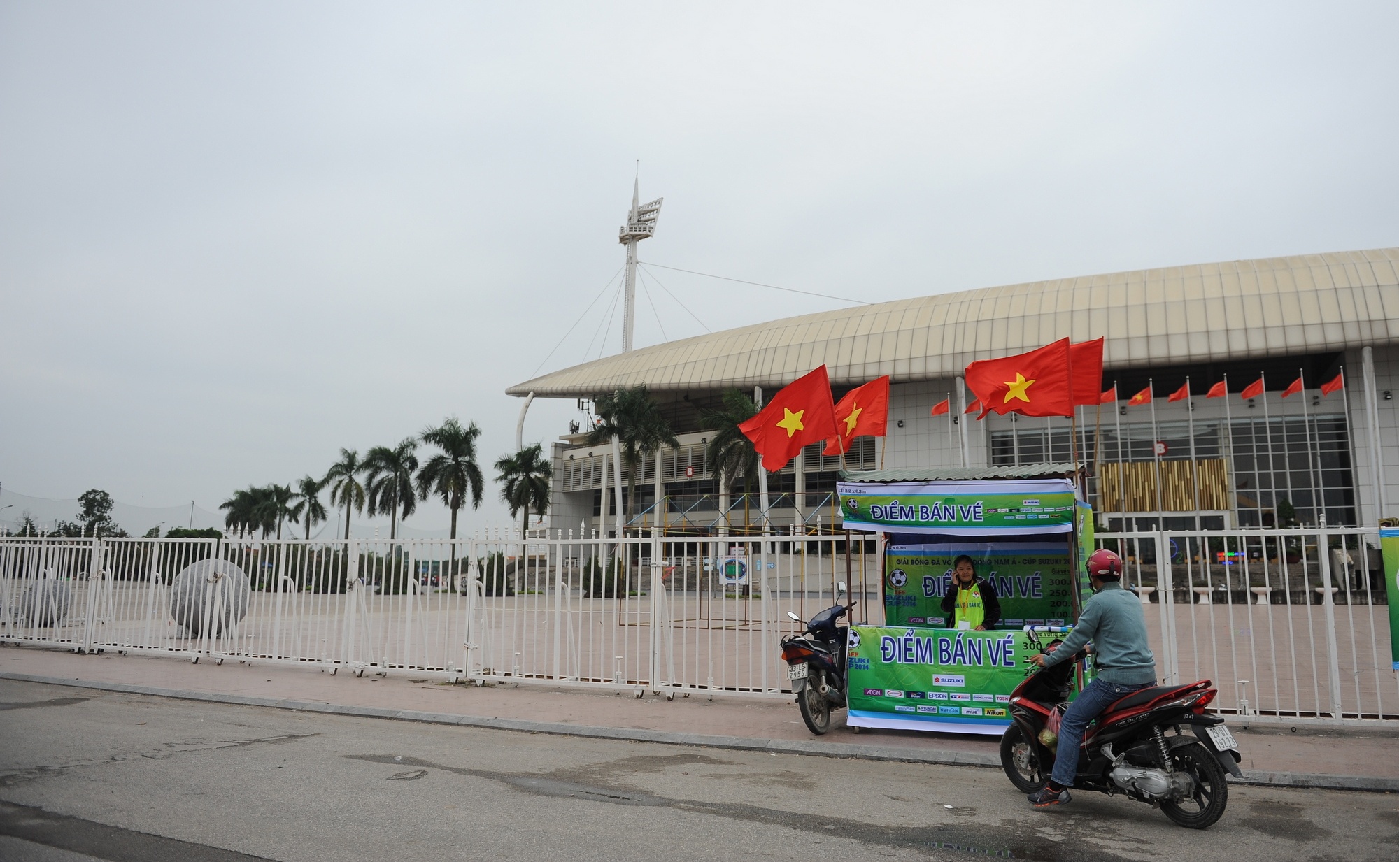 San My Dinh diu hiu ngay dau tien ban ve AFF Cup 2014 hinh anh