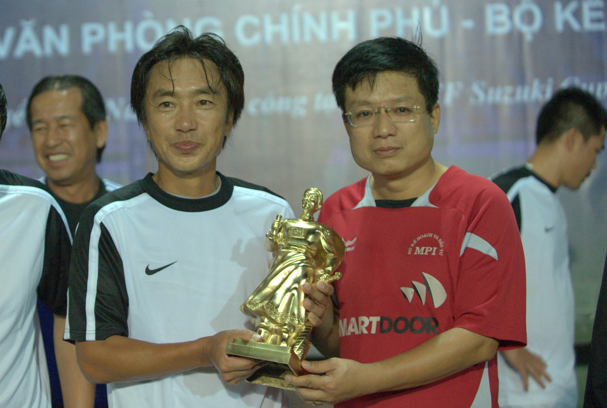 HLV Miura duoc tang qua truoc them AFF Cup 2014 hinh anh