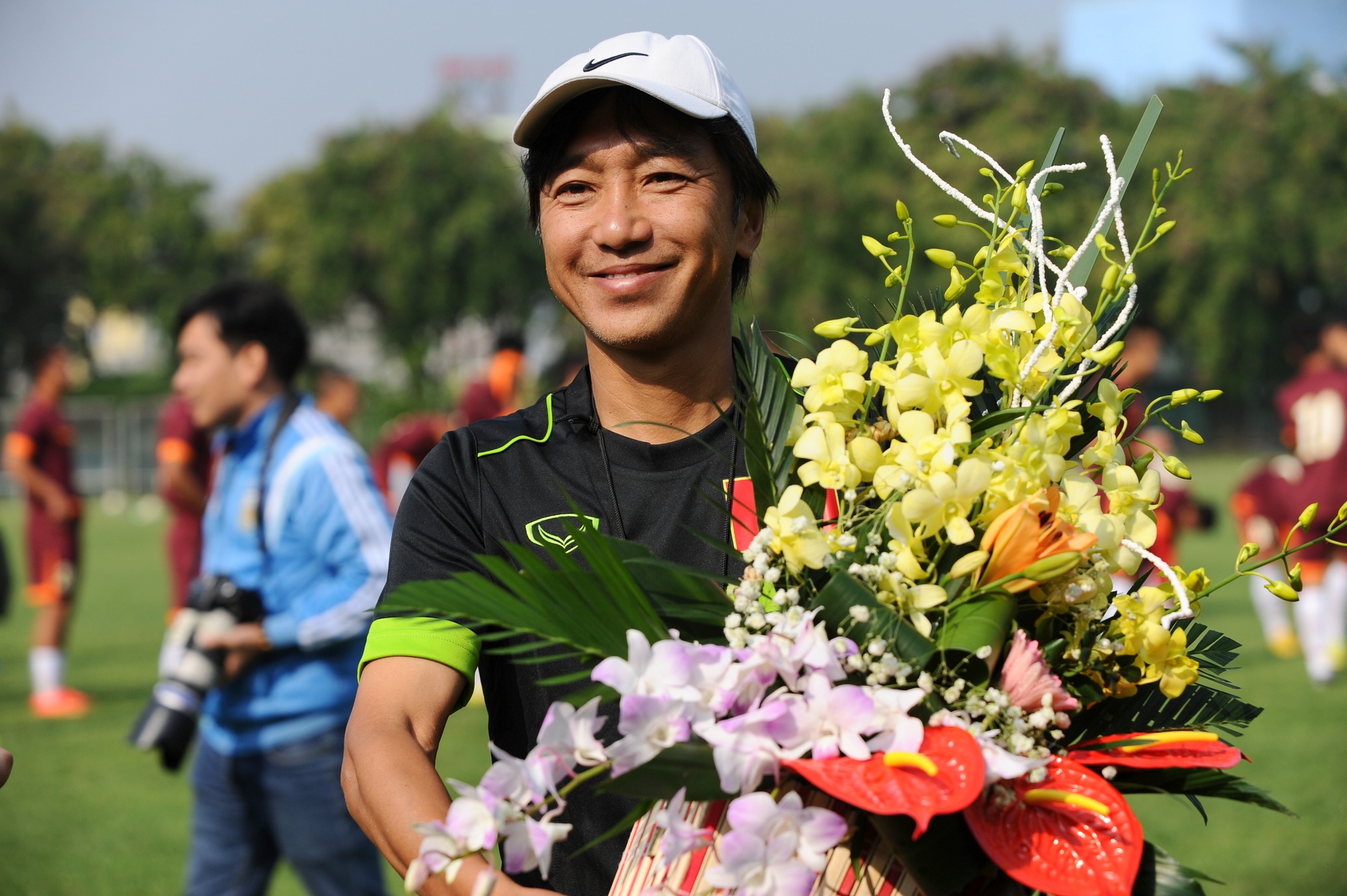 HLV Miura bat ngo khi duoc tang hoa nhan ngay 20/11 hinh anh