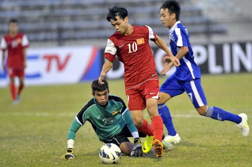 Bai tuong cua Cong Phuong du AFF Cup trong mau ao tuyen Lao hinh anh