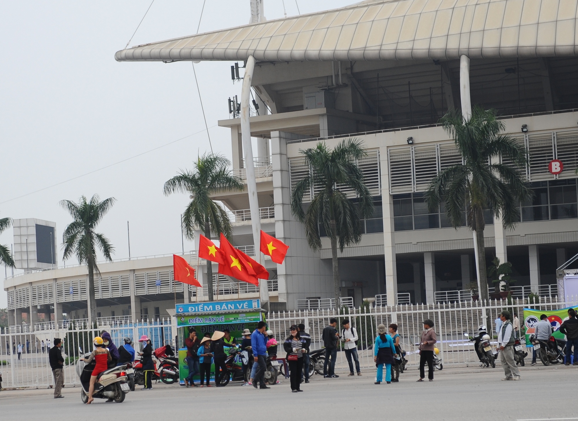 Phe ve dong hon nguoi mua truoc ngay khai mac AFF Cup 2014 hinh anh