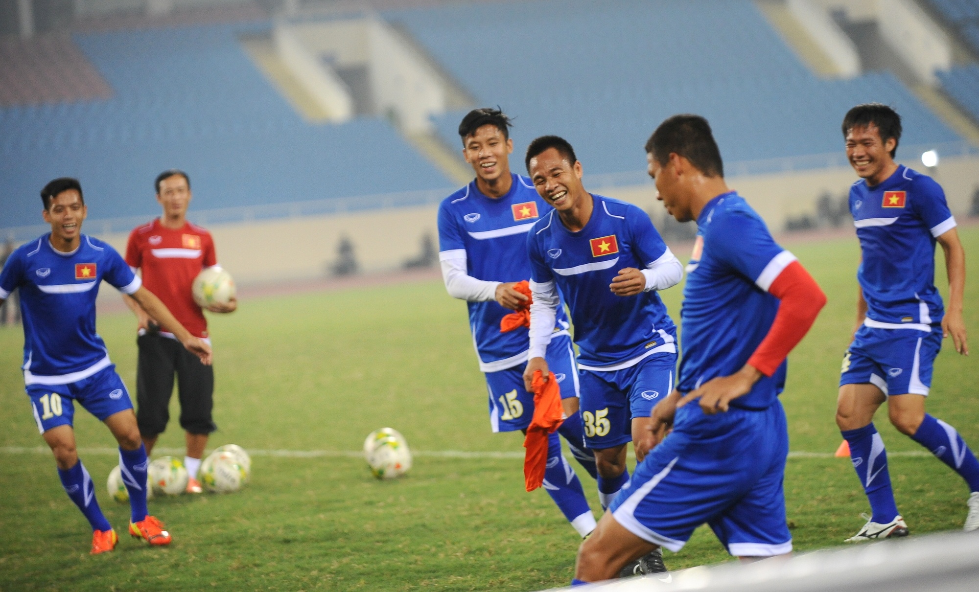 DTVN vui ve tap luyen truoc ngay khai mac AFF Cup 2014 hinh anh