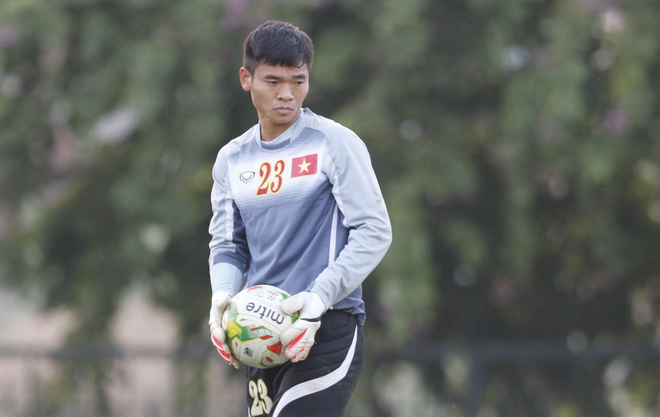 Nguyen Manh buon rau trong suot buoi tap cua DTVN hinh anh