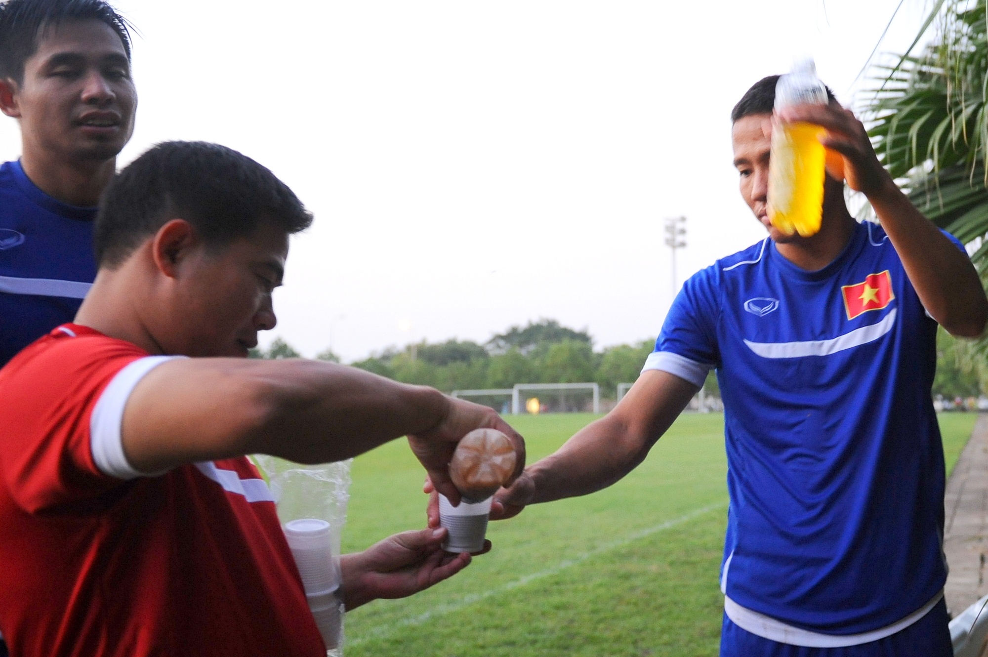 Doi tuyen Viet Nam uong nuoc protein dac biet de boi bo hinh anh