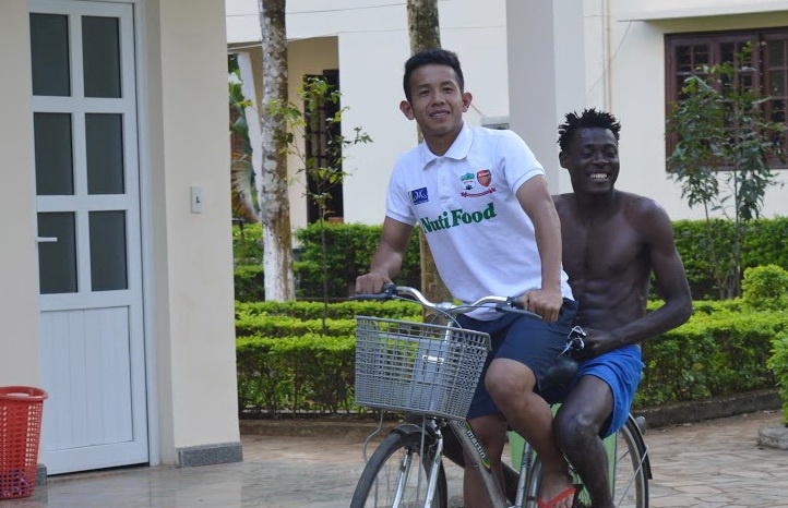 Ngoai binh Cameroon cua HAGL hoa nhap nhanh voi lua U19 hinh anh