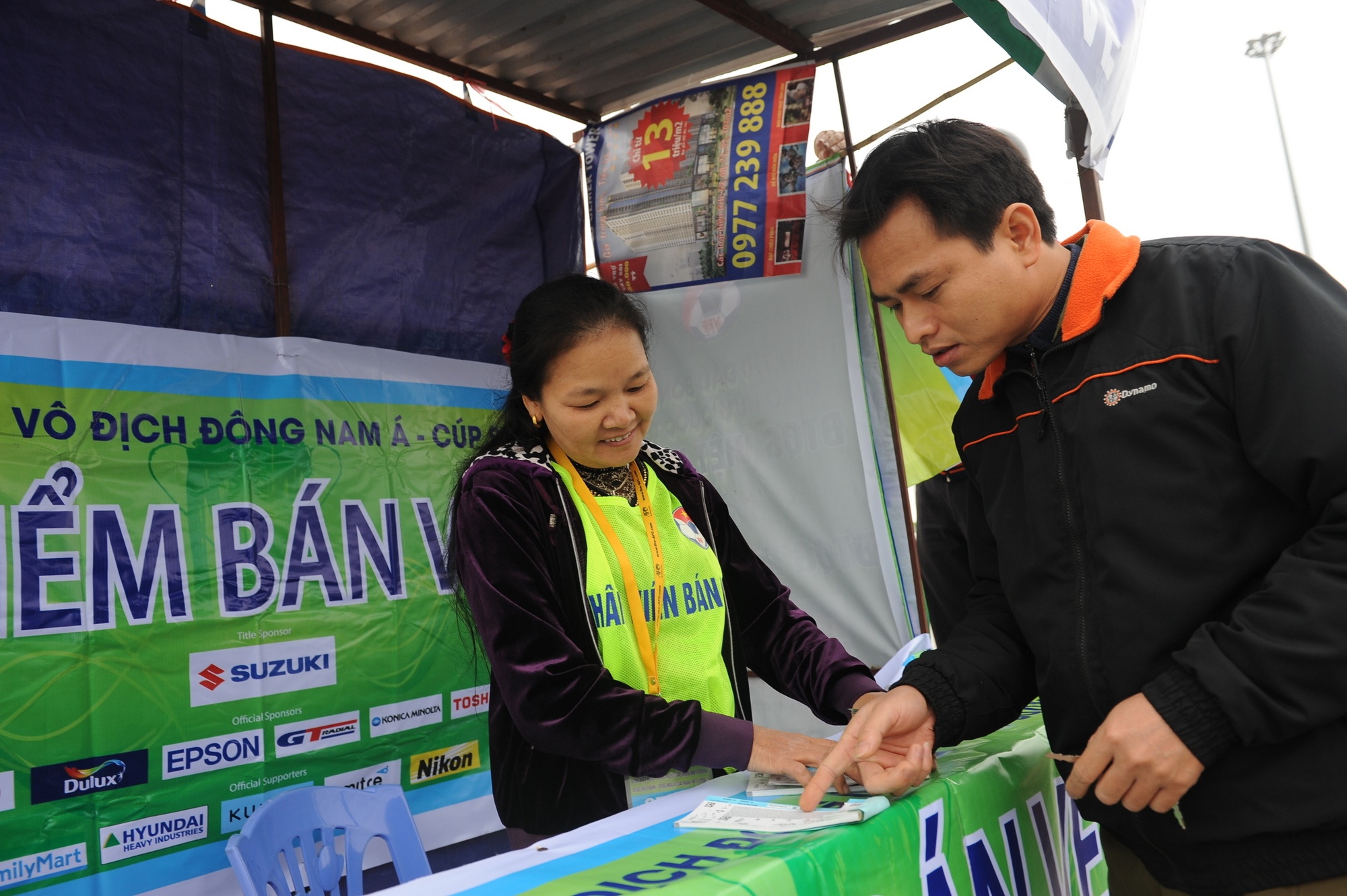 Ve VIP tran DTVN - Lao duoc ban chenh 50.000 dong moi cap hinh anh