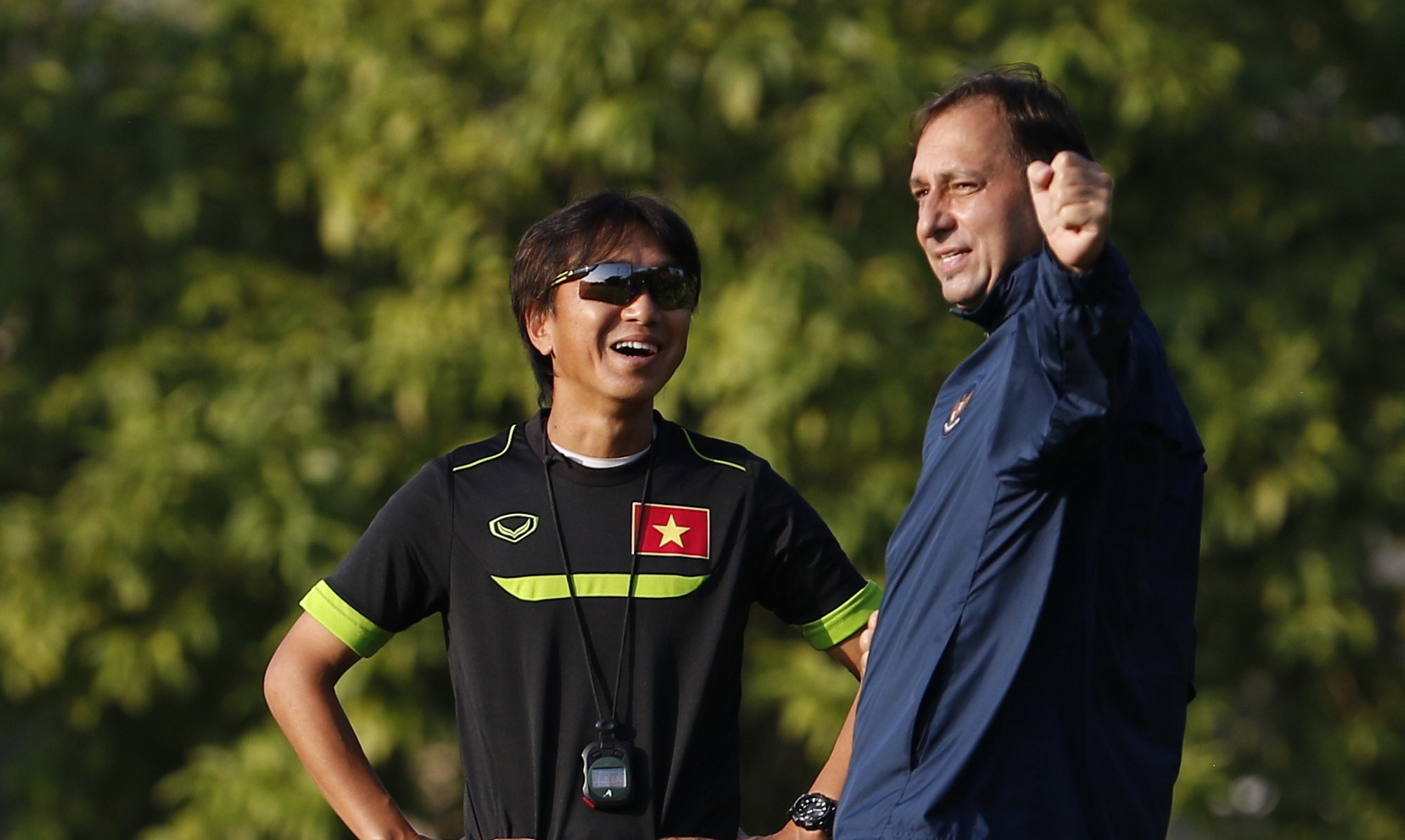 Tro ly HLV Indonesia xin du khan buoi tap kin cua DTVN hinh anh