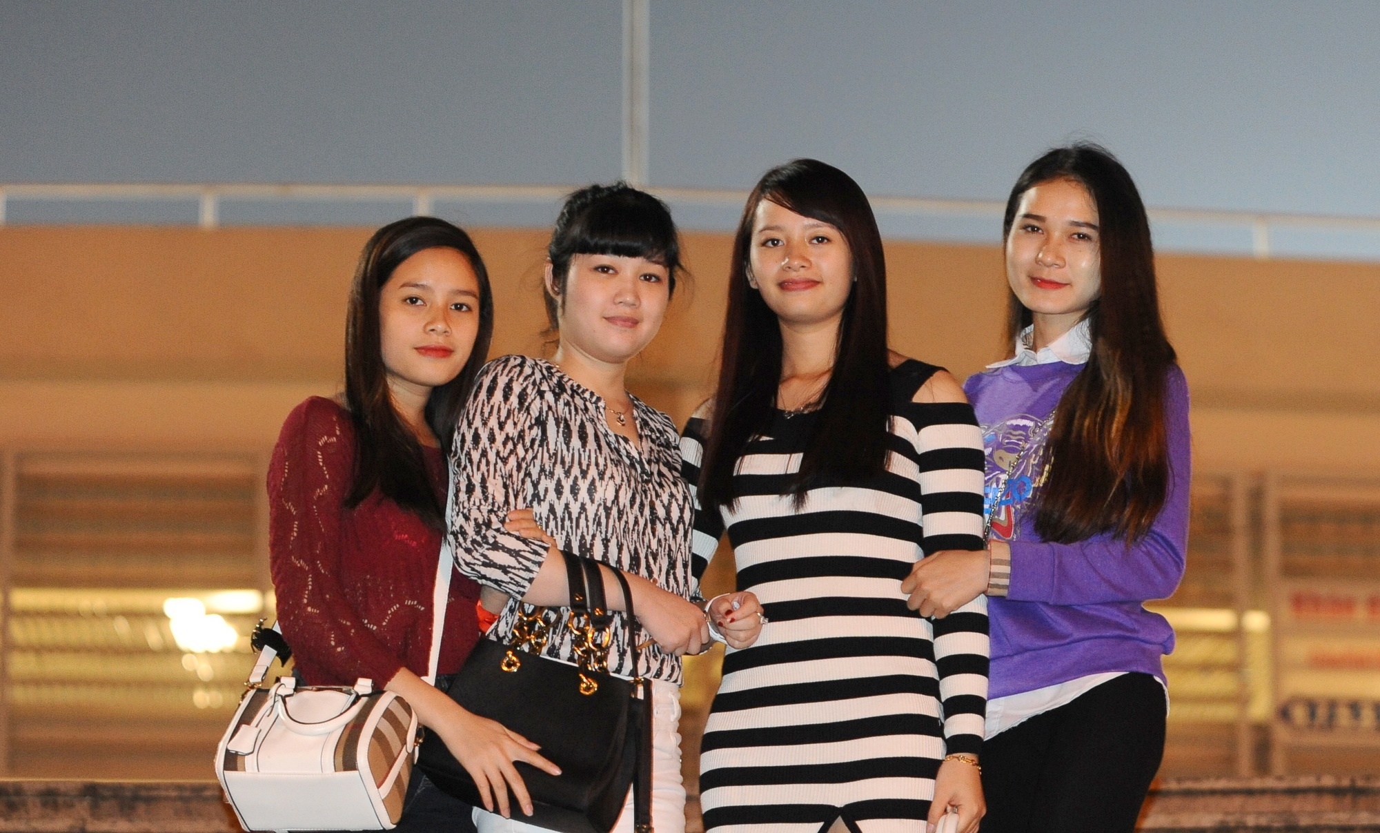 Ba bau vuot 200 km den co vu chong ghi ban vao luoi DT Lao hinh anh