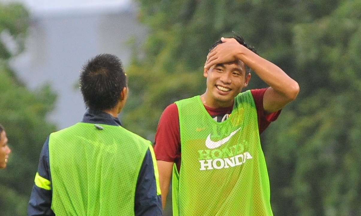 Ba xa trung ve DTVN lo lang vi chong om truoc tran gap Lao hinh anh