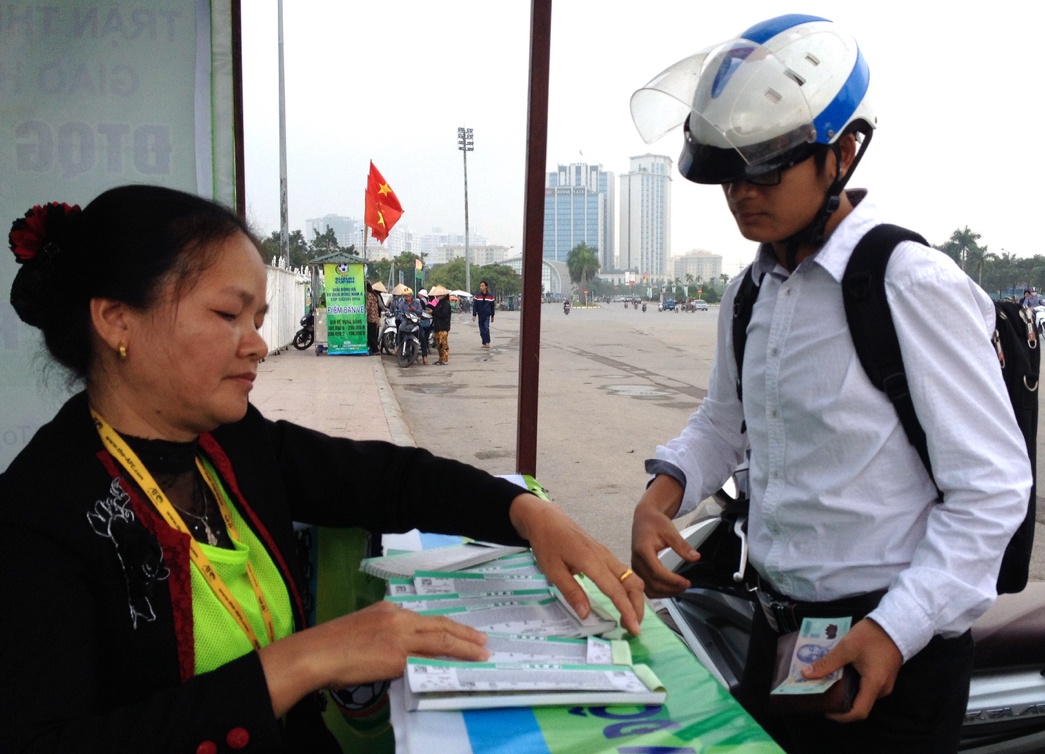 Ve menh gia 100.000 dong ban chay truoc tran DTVN gap Lao hinh anh