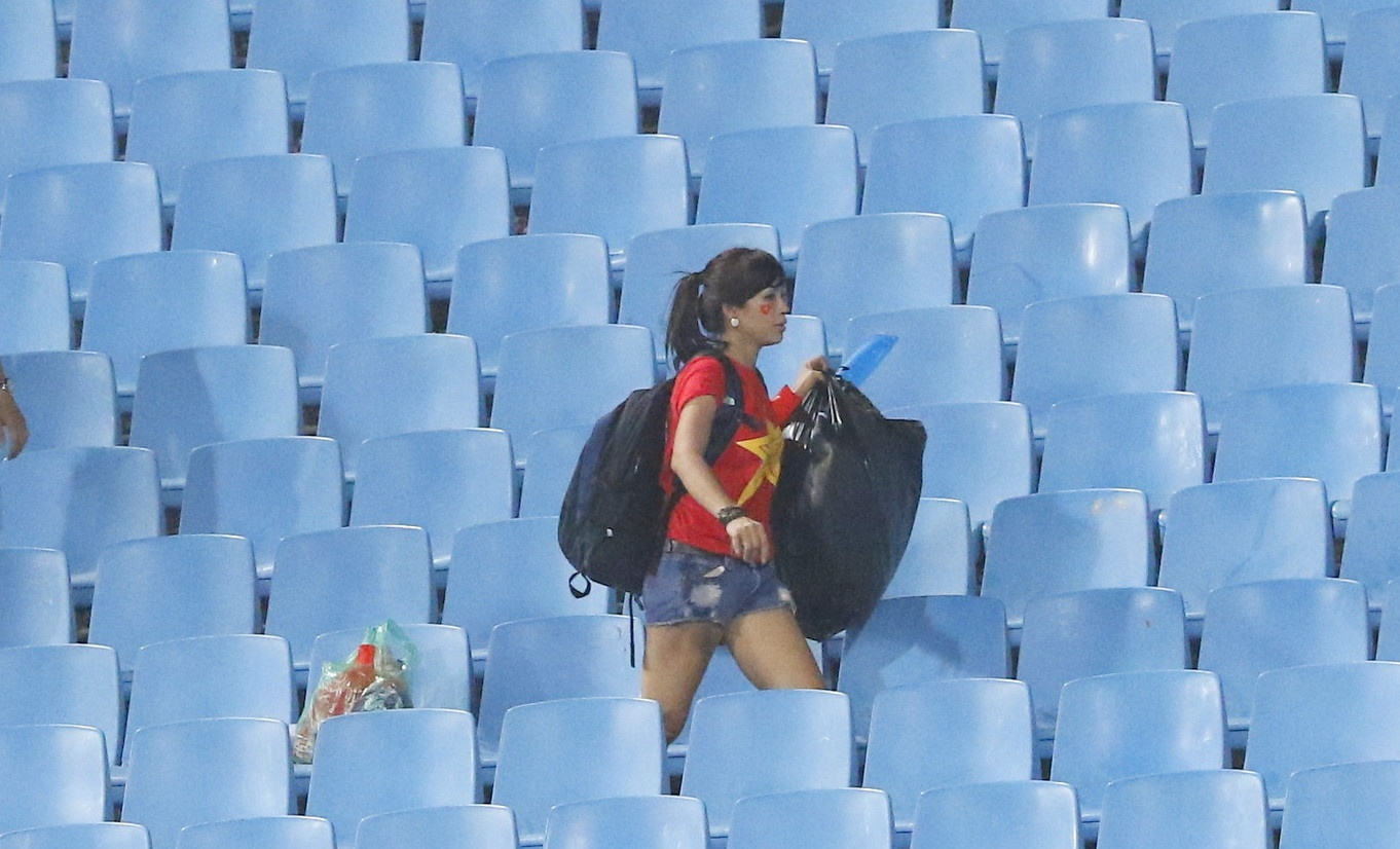 CDV Viet Nam nan lai san My Dinh nhat rac sau tran dau hinh anh