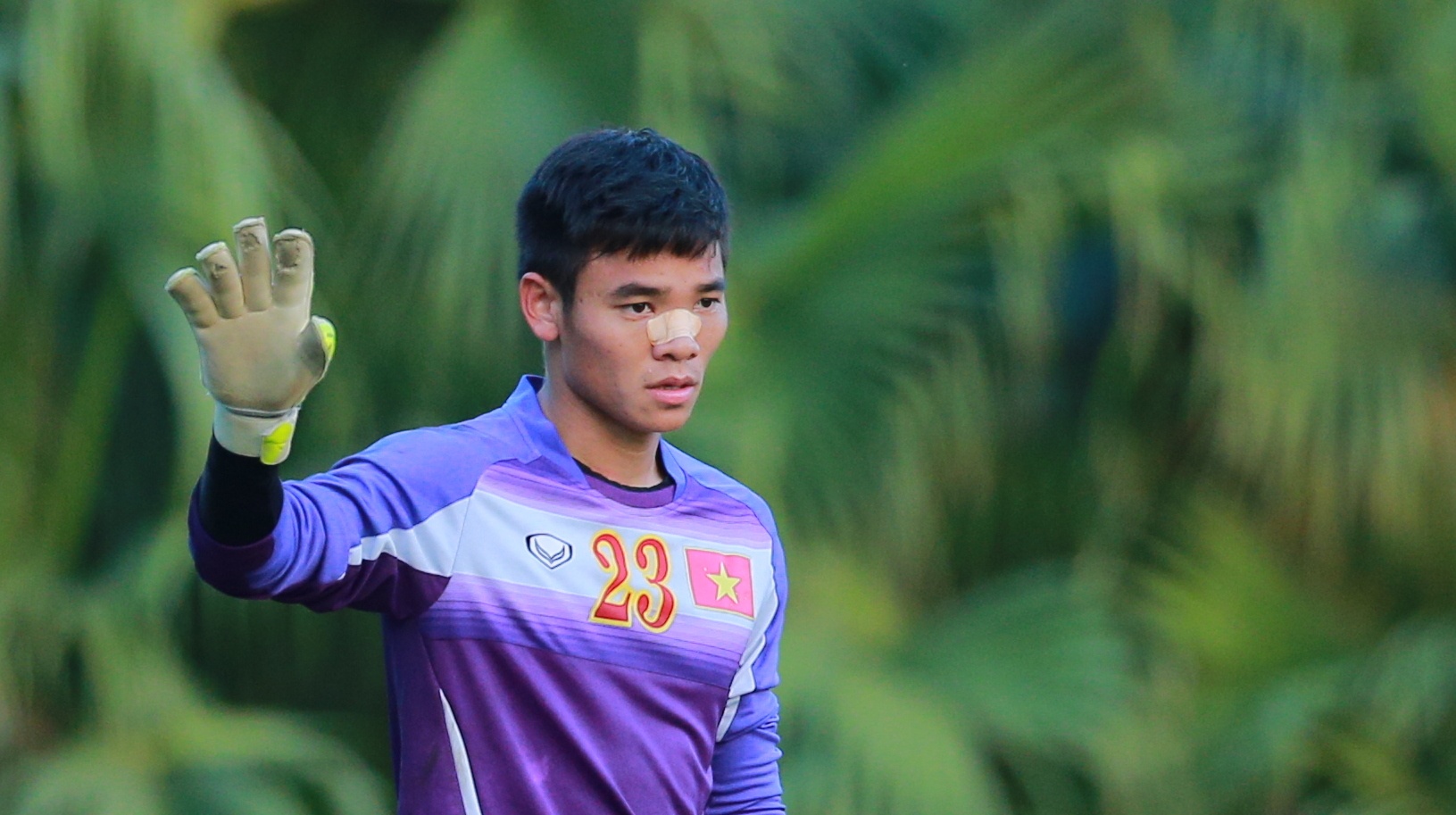 Nguyen Manh bang keo song mui no luc tap luyen cung DTVN hinh anh