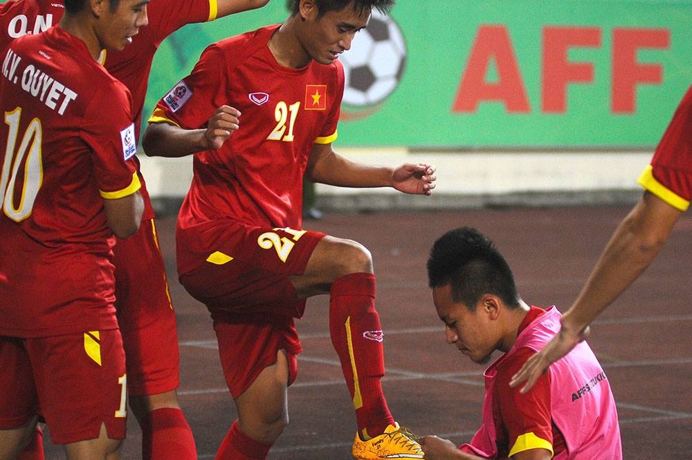 Dong doi lau giay cho cau thu Viet Nam ha guc DT Philippines hinh anh