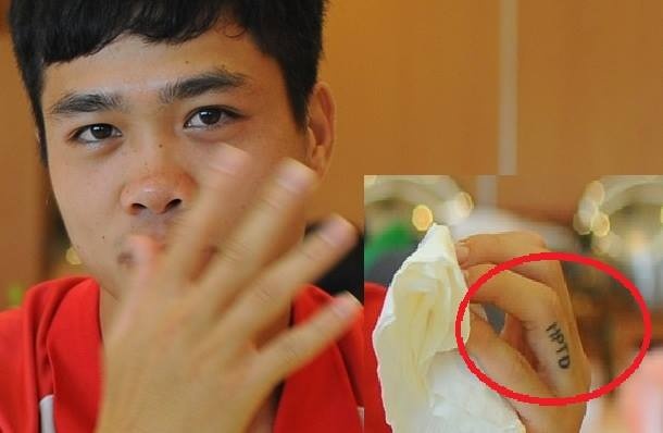 Hinh xam y nghia tren ngon tay deo nhan cua Cong Phuong hinh anh