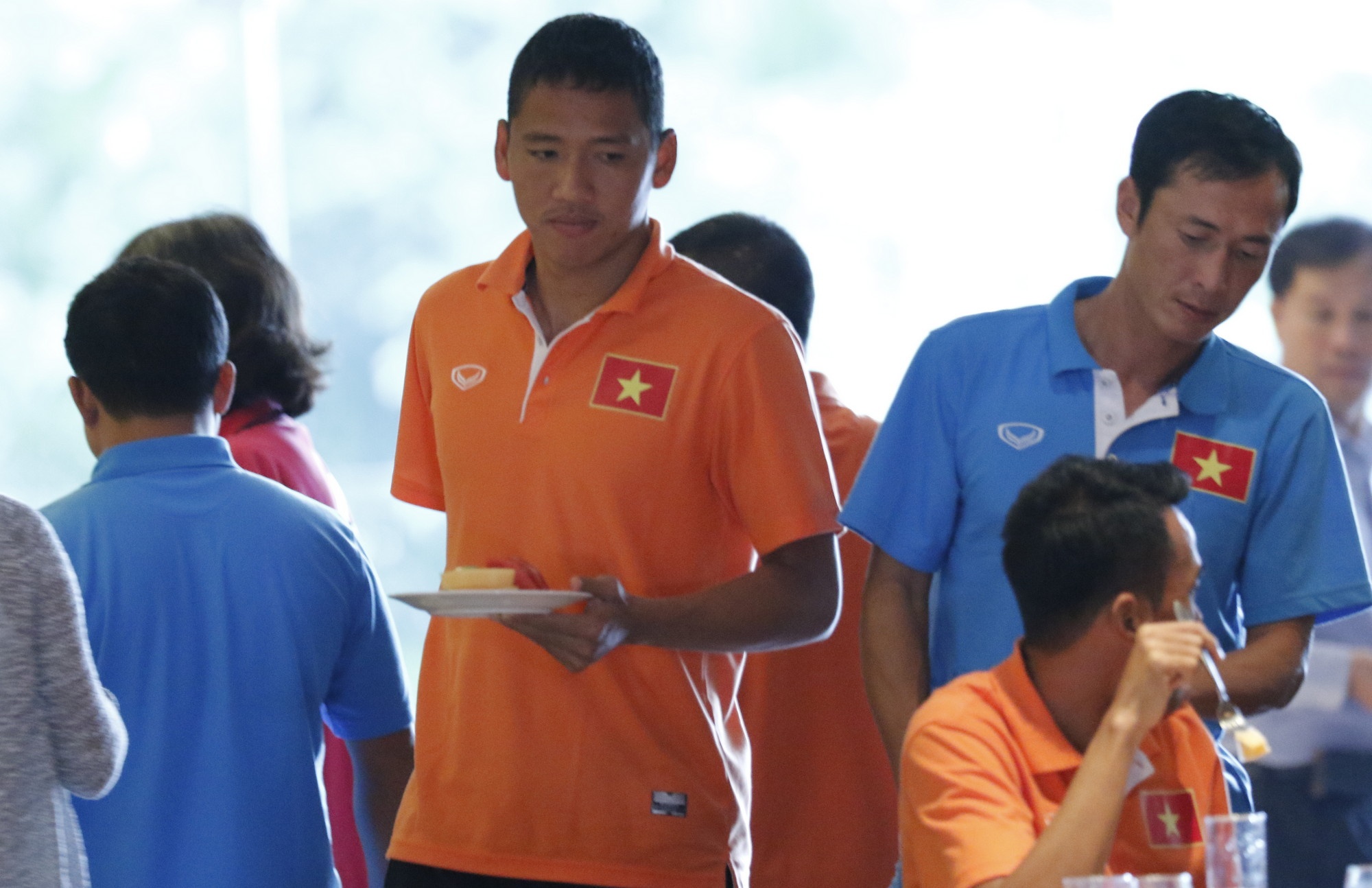 Thay tro HLV Miura dung bua com chung sau 2 ngay nghi xa hoi hinh anh