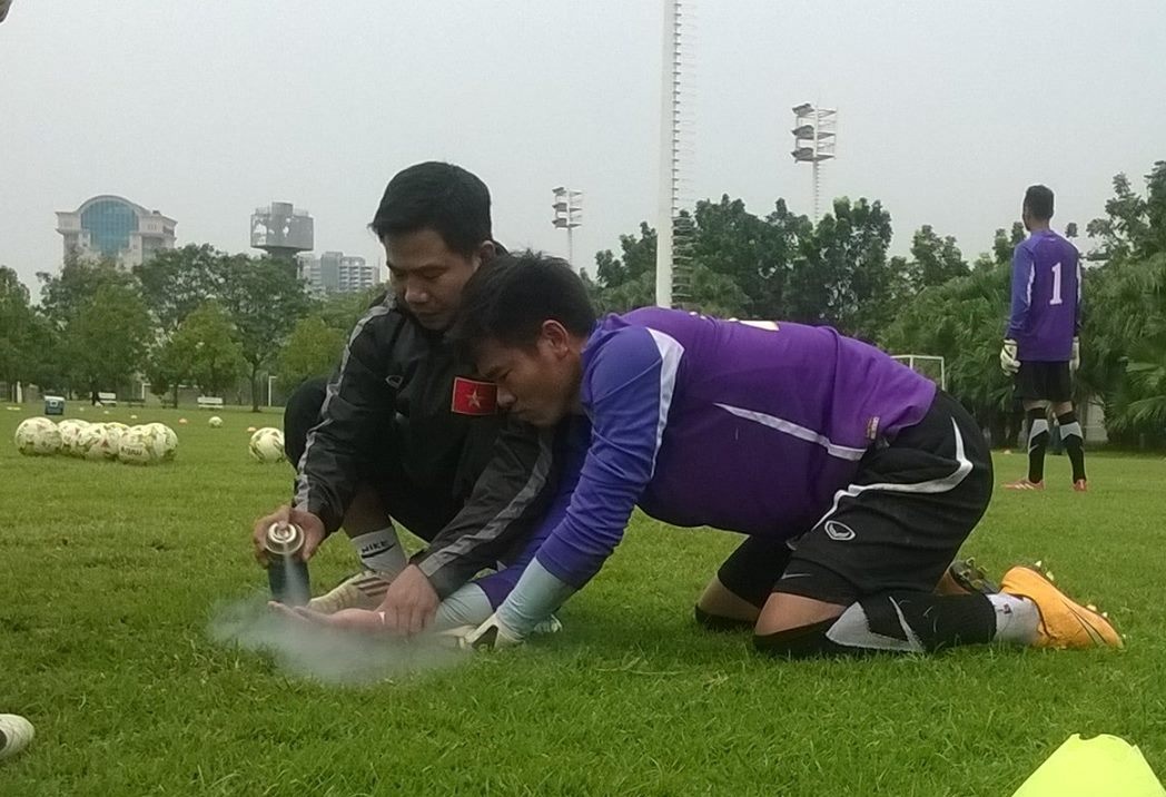 Nguyen Manh bi gap ngon tay, HLV Miura lo lang hinh anh