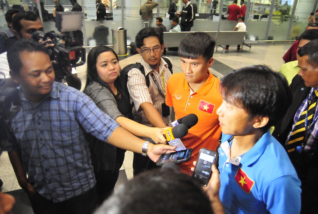 Bao chi Malaysia xem nhe DT Viet Nam hinh anh